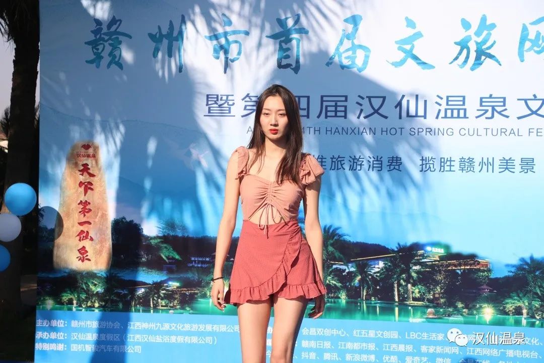 {六合彩}(时尚的泳装秀)